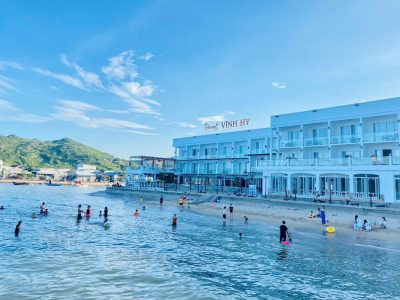 Tắm biển tại bãi tắm Resort